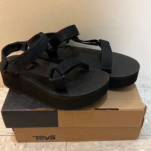 Teva flatform size 6